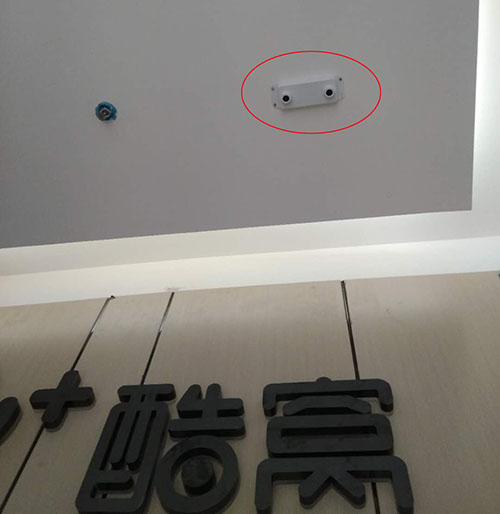 商场的侧门安装的俊竹客流统计设备